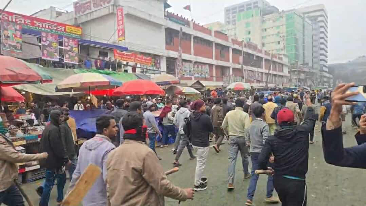 কারওয়ান বাজারে চাঁদা বন্ধের দাবিতে ডাকা মানববন্ধনে হামলা